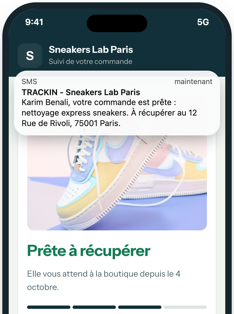 Le téléphone du client : le SMS « votre commande est prête » au-dessus de sa page de suivi.